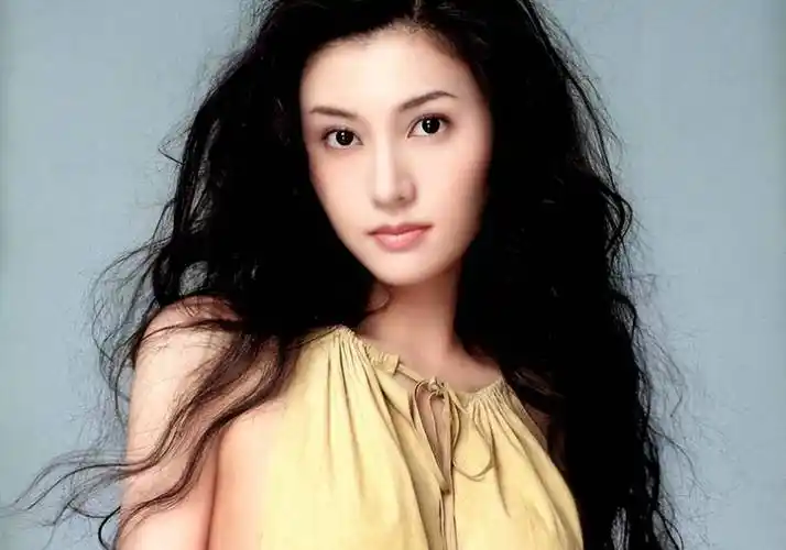 52岁李嘉欣晒自拍照,一双大眼睛炯炯有神,妆容精致宛如少女_许晋亨