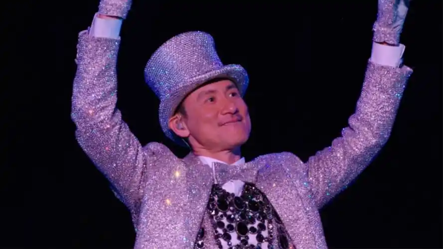 张学友演唱会罕见落泪,声音哽咽情绪激动,九十度鞠躬感谢歌迷