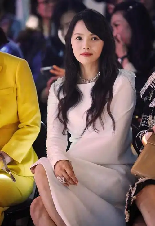 伊能静还是老了穿白色连衣裙亮相活动无滤镜下颈部皱纹太明显