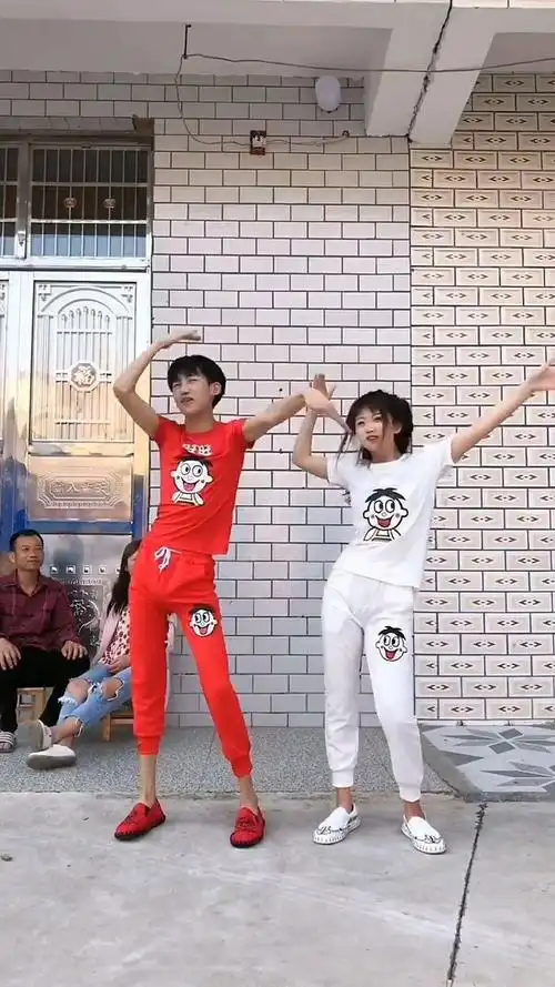 瞬间变成精神小伙,这身旺仔衣服太个性了,再也不穿了!