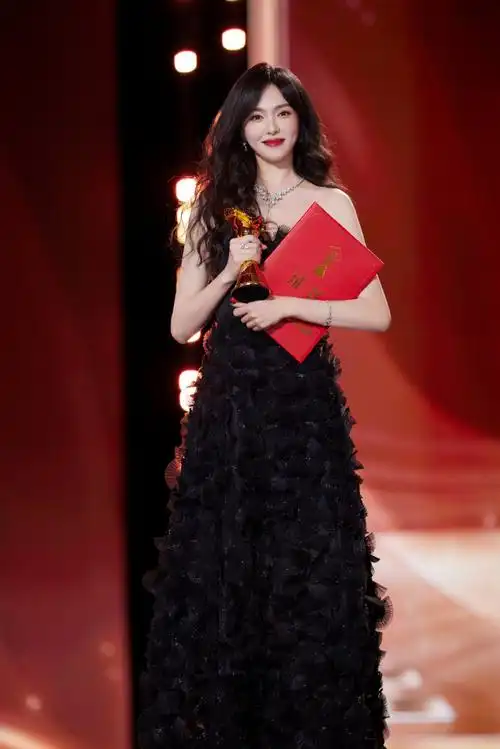 #中国电视剧年度盛典##唐嫣获年度影响力女演员#