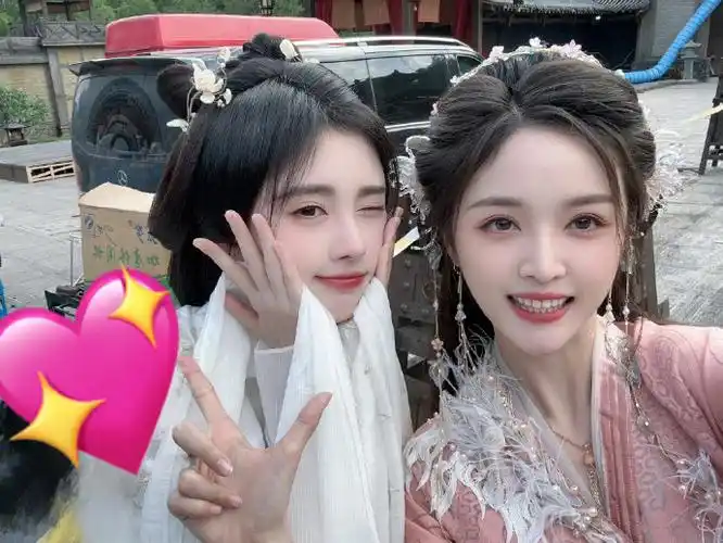 鞠婧祎古装剧合影#吴宣仪和鞠婧祎拍戏的时候偶遇了,大美女们拍了合照