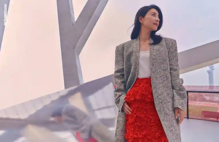 郭晶晶最新时尚大片曝光,斜露香肩知性中透着性感,优雅大气迷人