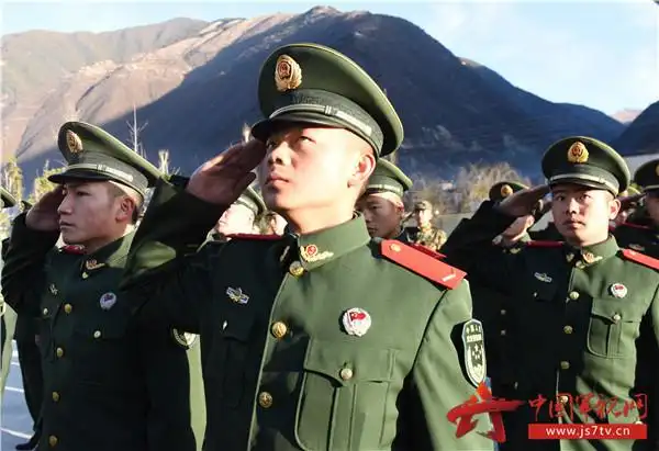 向国旗敬礼 摄影:王建