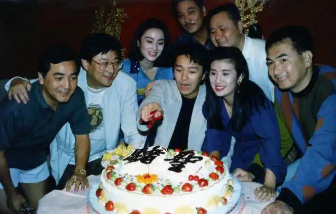 曝周星驰罕见合影,刘德华,吴孟达陈百祥曾志伟等赈灾义演