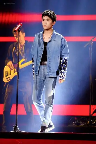 易烊千玺 #tfboys 爱奇艺尖叫之夜 亲爱的,这里没有一个人表演 高清