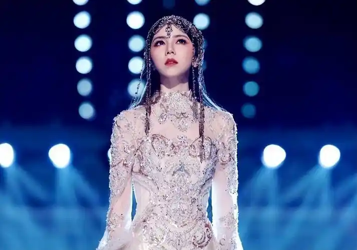 跨年晚会精彩瞬间:杨幂摆脱油腻,王一博光脚跳舞,邓紫棋异域风_宋茜