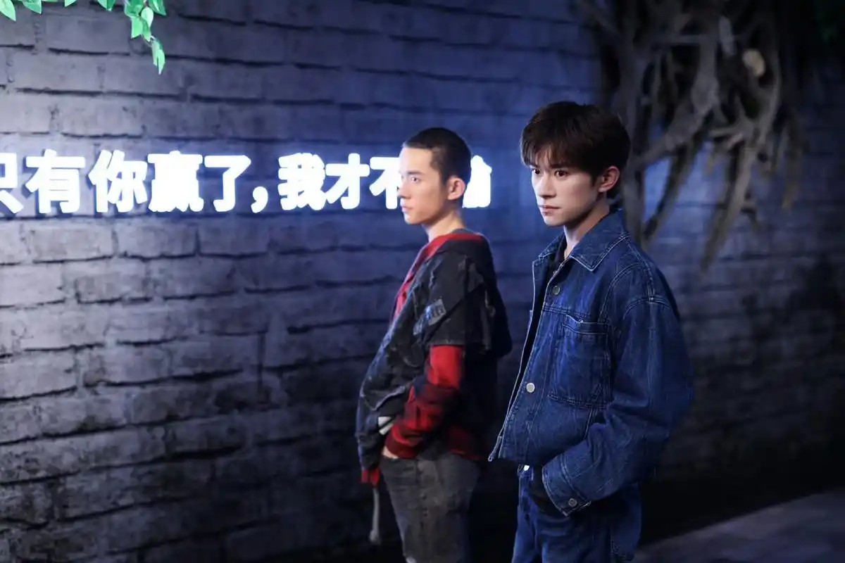 易烊千玺牛仔套装造型是演员小北和舞者易烊千玺的双造型!