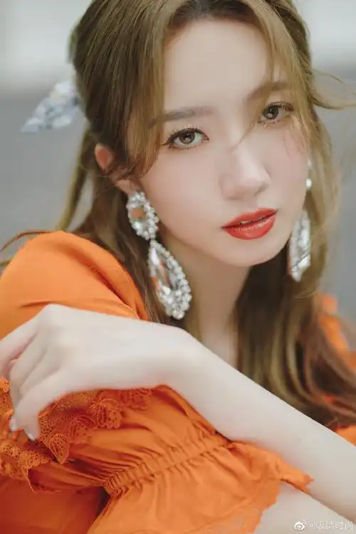 孟美岐超话最新95时尚写真大片上线了～一袭木瓜橙泡泡袖镂空连衣裙