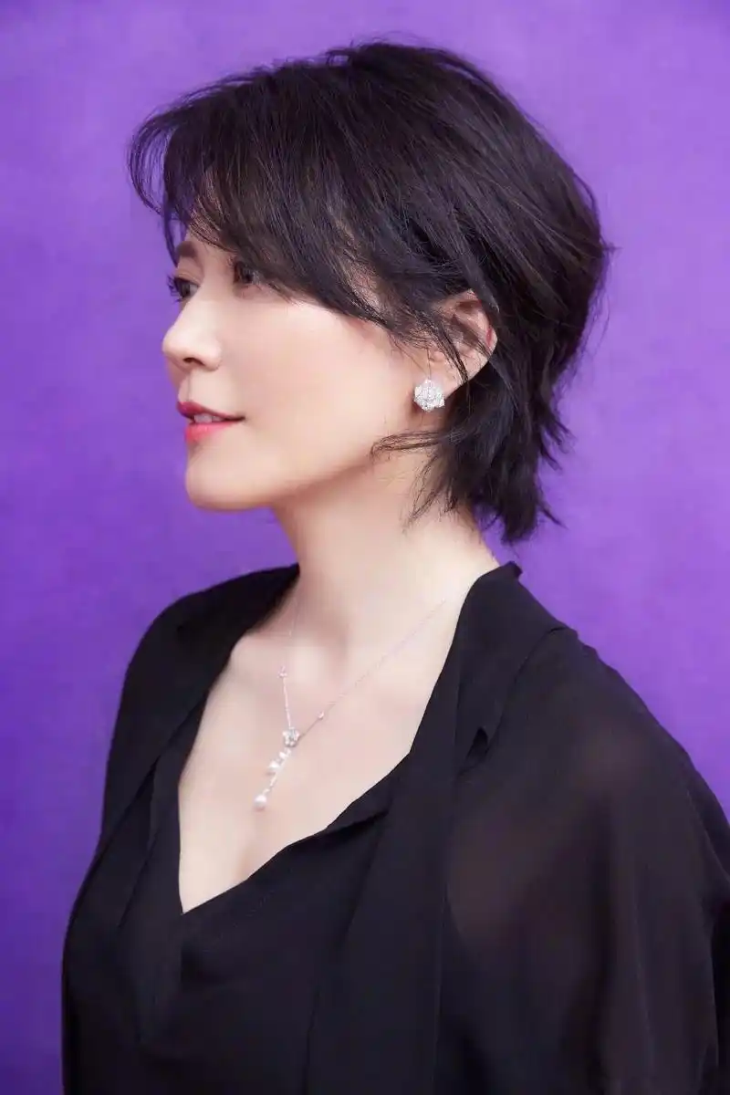 奔四女人剪短发显老 看看陈数袁泉都喜欢的这款发型,气质又减龄