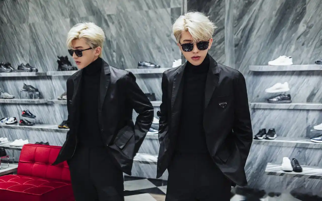 蔡徐坤品牌代言秋冬大片,论银发坤的适配程度[作揖]无论是衬衫西装