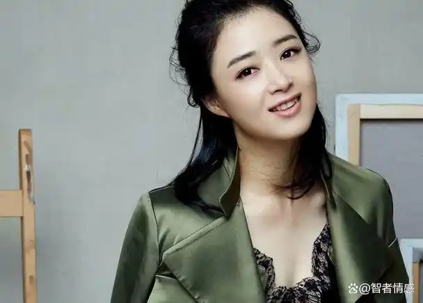 性格直爽的蒋欣,常因为直言直语得罪别人,如今40岁还单身一人