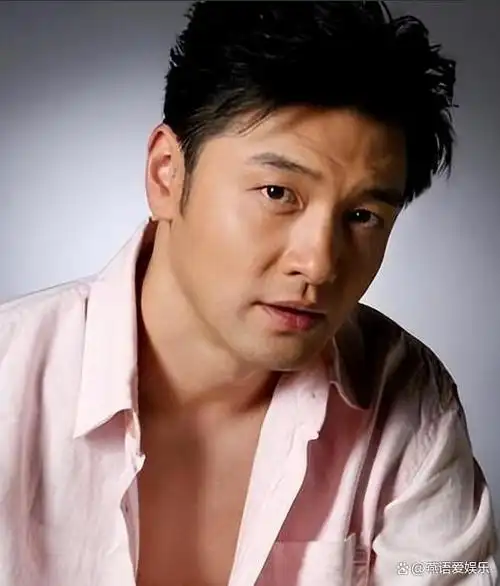 王策从省级精英男模冠军一路晋升,最终荣获中国首届十佳男模称号,他的