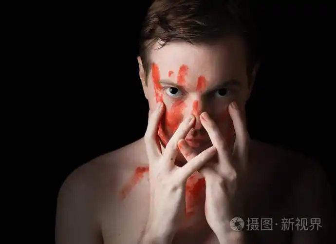 脸上全是黑眼睛和血的男人