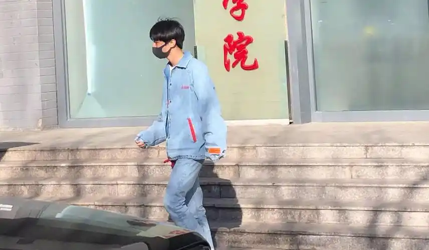 原创王俊凯回北电开学报道一身浅蓝色的休闲服显得格外的青春洋溢