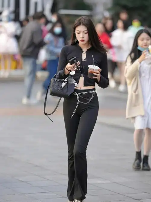 搭配  #街拍  #街头摄影  #索尼   #相机配件分享  #重庆街拍