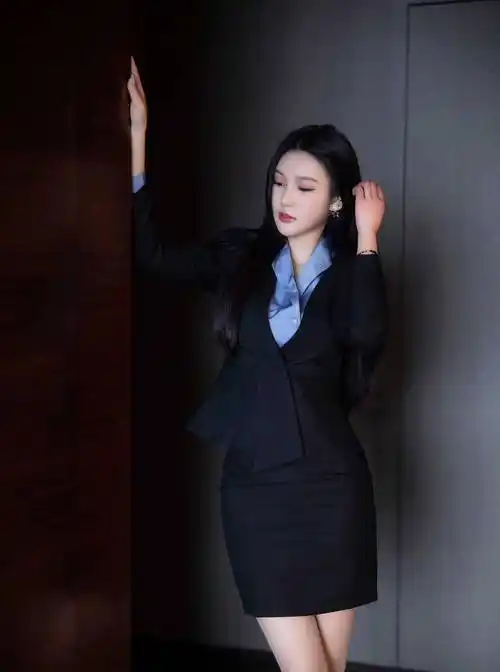 的职场女性照片,蓝色衬衫配超白皮肤,丝袜高跟鞋时髦又优雅_女人_职业