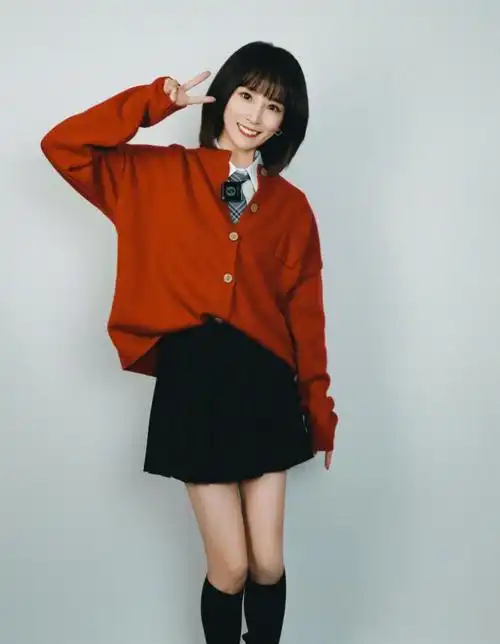 原创40岁谢楠留长发也太美了锁骨发配挂脖吊带美得像换了个人