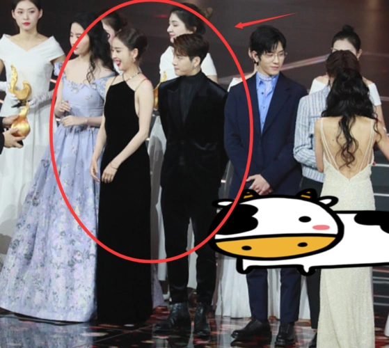 王嘉尔同框照片,当时165佟丽娅和175王嘉尔站在一起,竟然身高差距不大