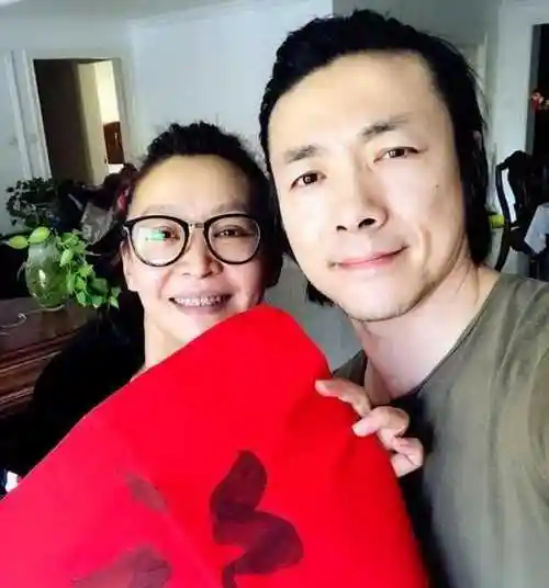 演员祖峰与妻子刘天池幸福婚姻生活无子女平淡幸福亦无悔