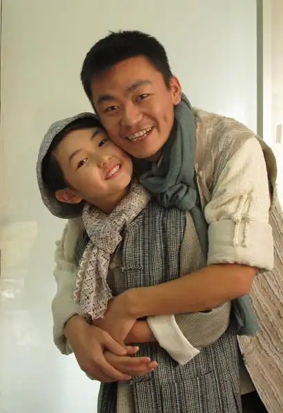 张子枫《板凳》露宿街头 与爸爸王宝强相依为命