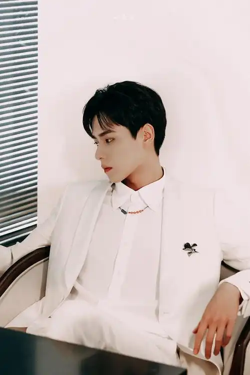 胡一天这个图也太生了,五官好立体!