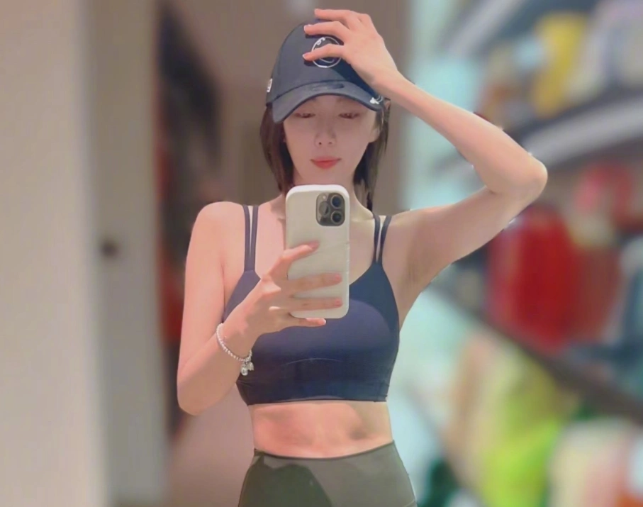 张雨绮发布健身照,身穿吊带露脐上衣,马甲线腹肌突出