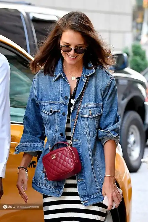 街拍凯蒂霍尔姆斯牛仔外套配altuzarra条纹裙人字拖搭墨镜chanel红色