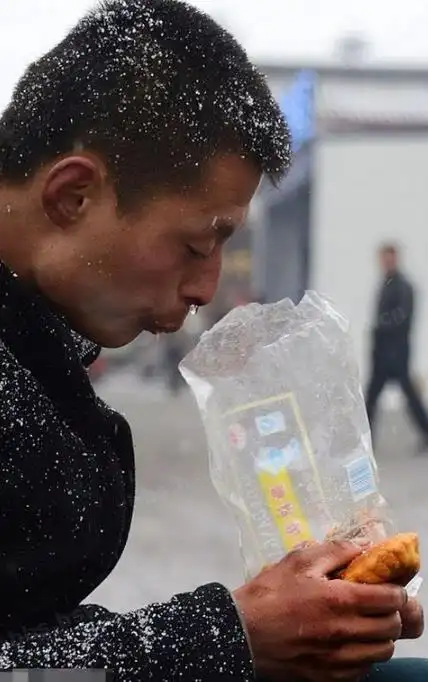 做一个男人不怕风雨吹为了生活不怕那苦与累一天又一天冲着钞票追把