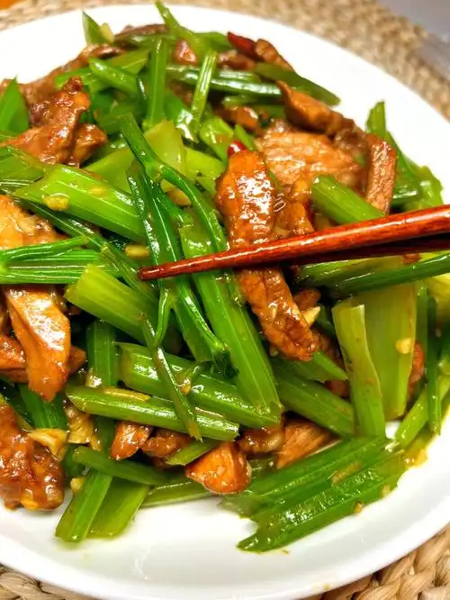 家常菜芹菜炒肉这么做和饭店一摸一样60