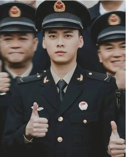 48位男明星军装照:易烊千玺鹿晗李现肖战王一博陈伟霆谁更帅?