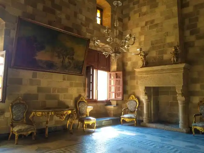 大首领宫,这里与欧洲的王宫贵族的宫殿完全不同,它不是娇弱的公主会