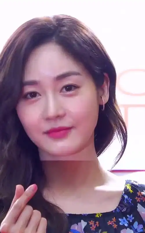 韩国明星成宥利出席活动跟粉丝比心