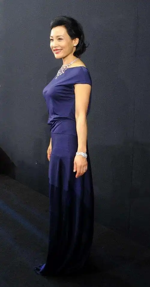 61岁陈冲状态真好,蓝裙配钻石项链高雅贵气,怼脸拍看着更像40岁