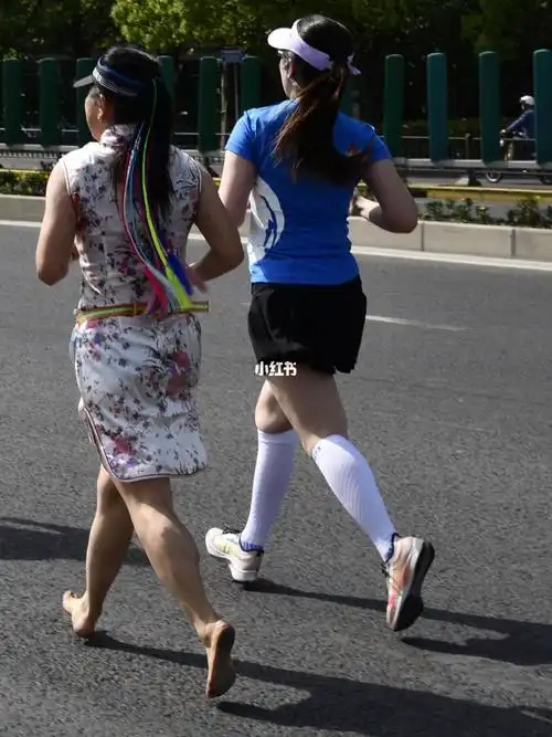 赤脚穿旗袍光脚马拉松