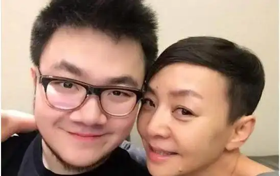 同为星二代,宋丹丹儿子和蔡明儿子,差距不是一般的大_腾讯新闻