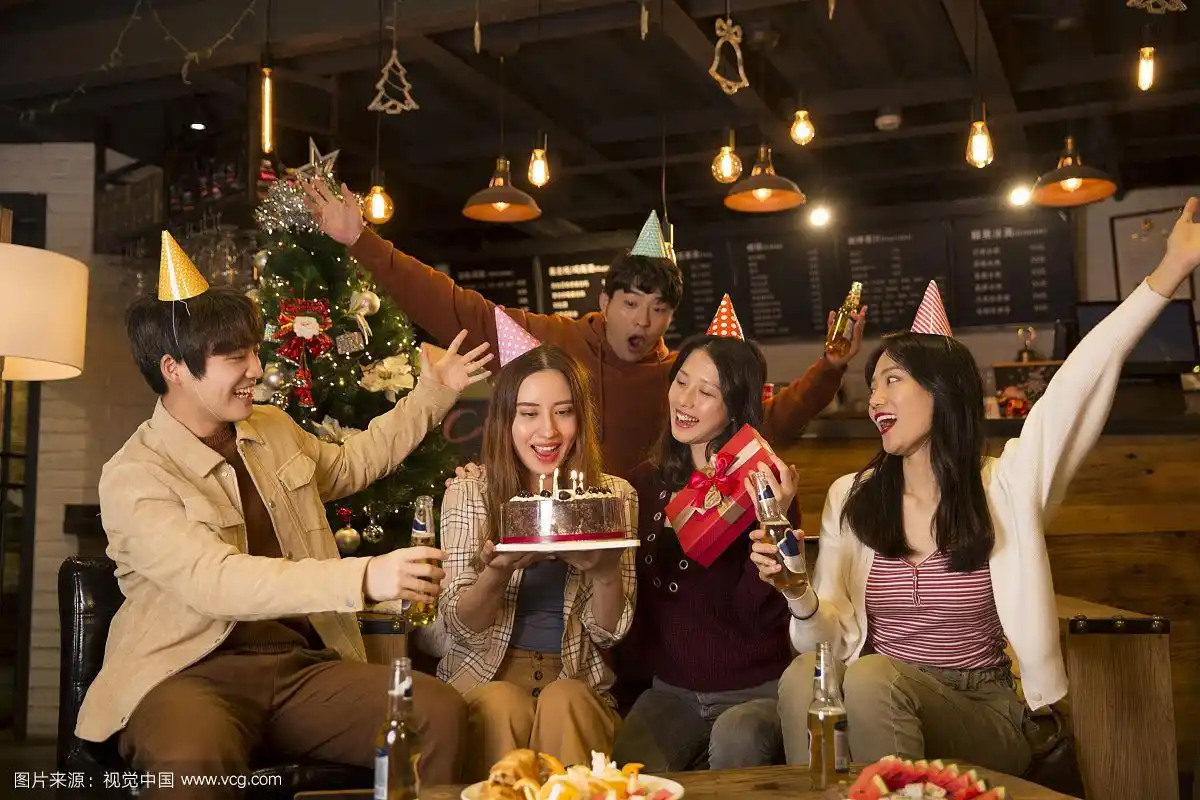 五个青年男女在酒吧开生日派对欢呼嬉戏拿着生日蛋糕赠送礼物制造惊喜