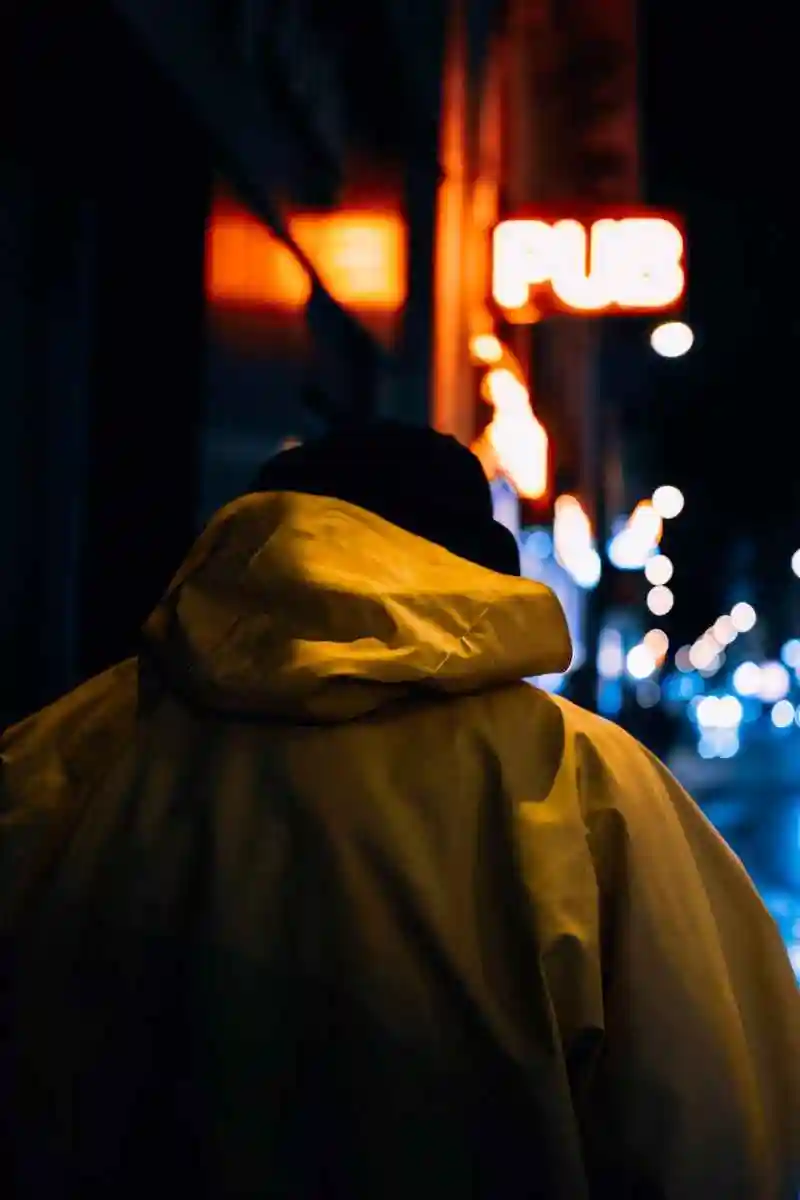 晚上一个人回家的时候,可千万要注意了!