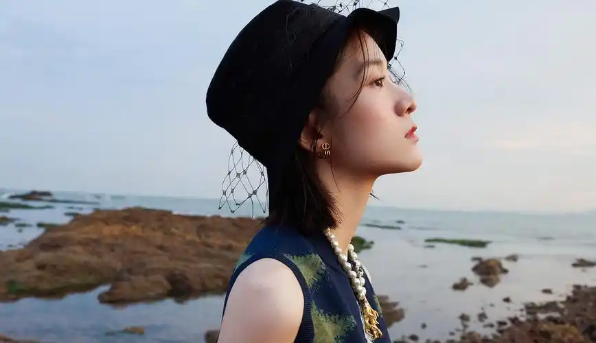 张雪迎落日海岸大片 百变少女编织仲夏夜之梦