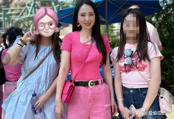 高云翔和董璇母女出游!光头发福大变样,全程当苦力推车被指卑微