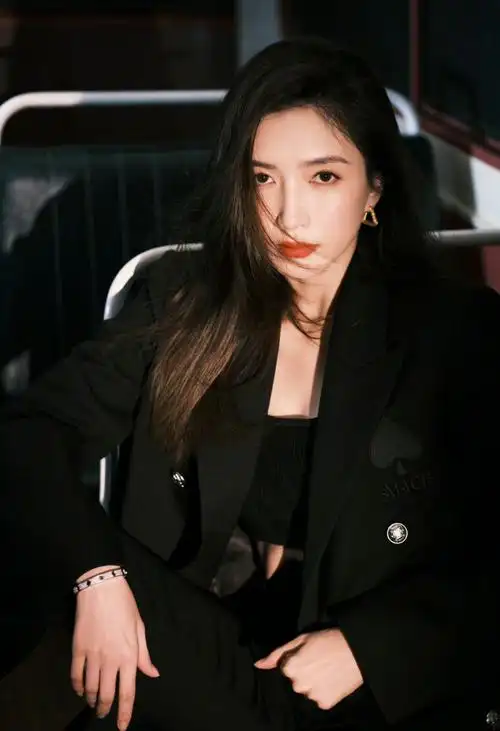 江疏影黑色西装造型出席品牌活动长发红唇御姐范满满