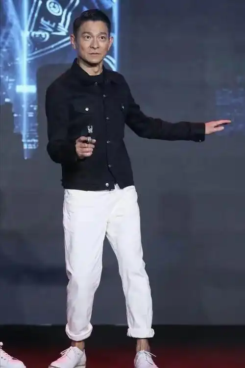 62岁刘德华告诉大家,发型一丝不苟,裤子短一截,到老也不油腻_生活习惯