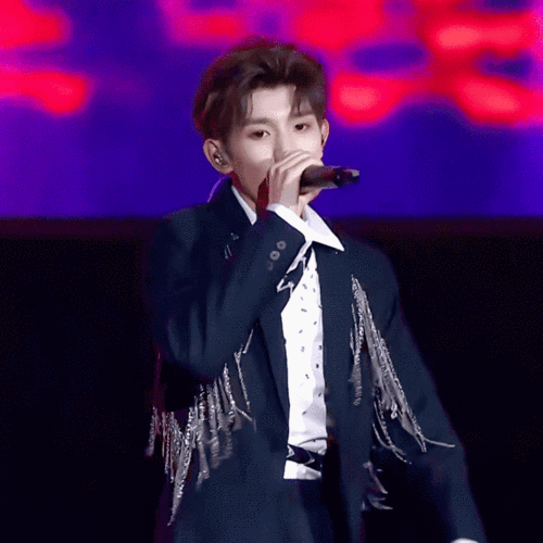 全部都是直接视频截图 个人演唱会和六周年现场直播截图 gif 今年的