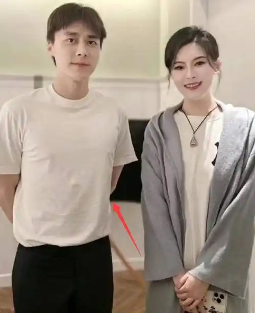 36岁李易峰近况曝光,搂抱美女疑有新恋情,女方高调表白疑官宣_女生