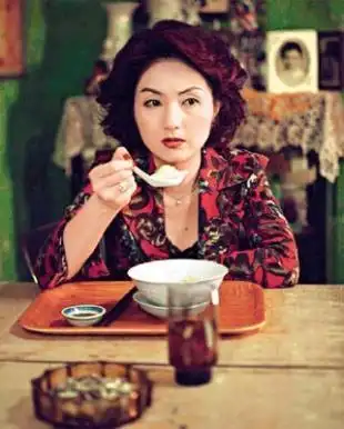 女星艾青青(杨千嬅 饰)为了爱情嫁给了比自己年长的李姓商人(梁家辉