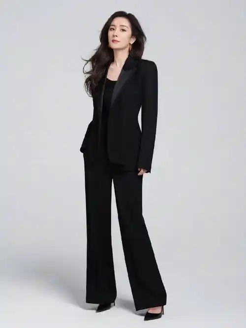 杨幂最新造型大片,身穿黑色西装套装,波浪卷发更显温柔气质-爱读书