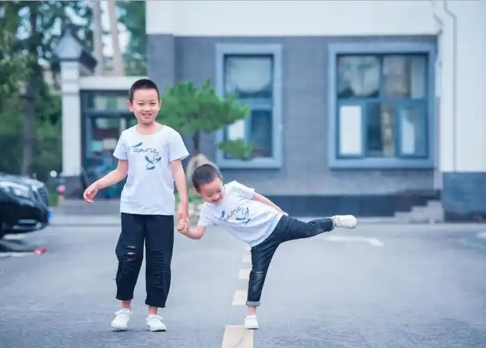 兄弟相伴 手足情深