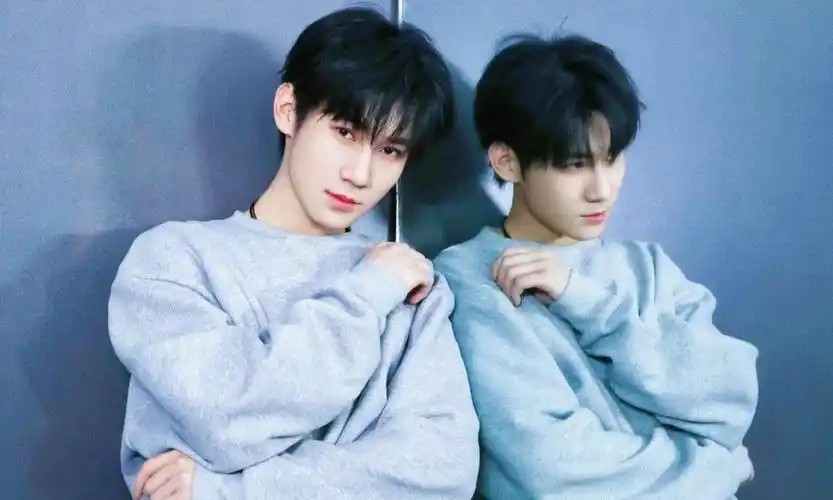 调上几张图闺蜜真给面子 答应得十分爽快#张真源  #壁纸  #张真源壁纸