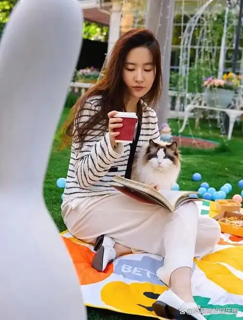 初夏性感尽显!女明星清凉穿搭大公开,哪位是你心中的no.