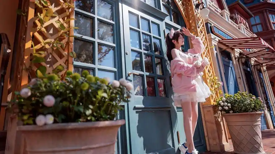 阳光粉色小熊兽耳美女美腿4k壁纸